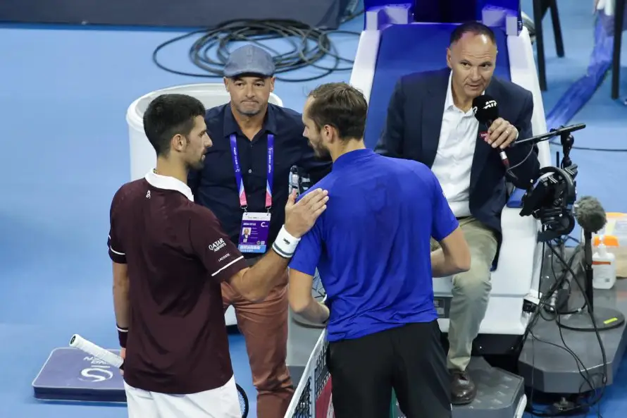 Daniil Medvedev es descalificado y Novak Djokovic avanza a final de Pekín