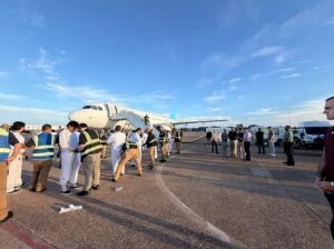 Secretario de Seguridad EEUU inspecciona deportación de 100 salvadoreños