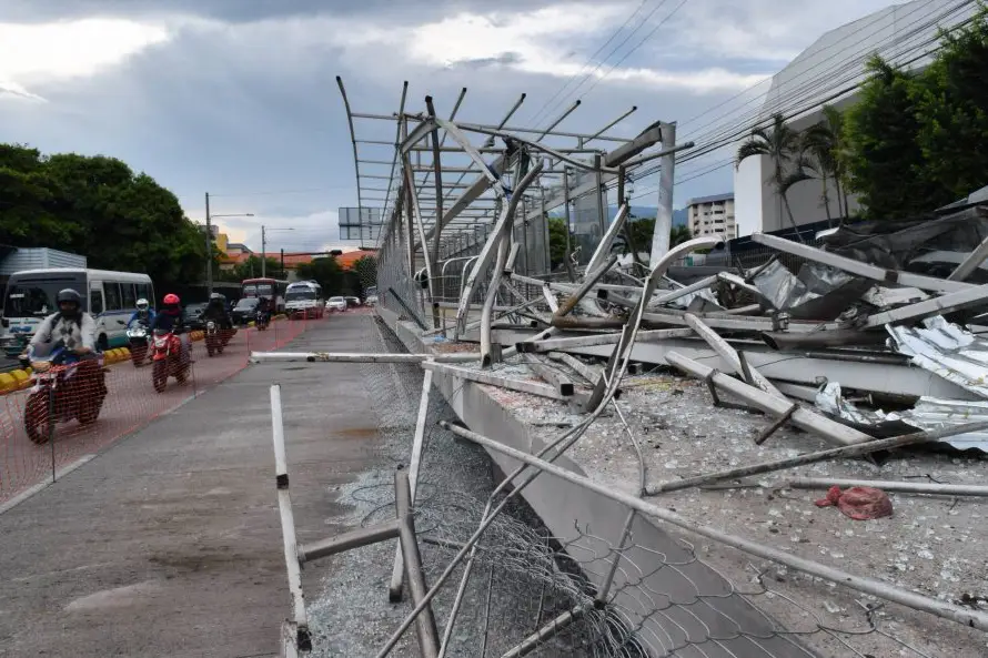 Fotos: Desmantelan estructuras de exestación de Sitramss frente al hospital Médico Quirúrgico