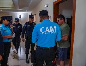 Arrestan a hombre que colgó a su perro desde un edificio en San Salvador