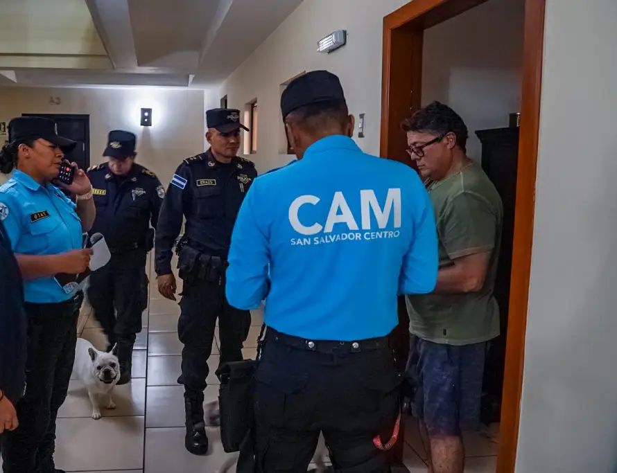 Arrestan a hombre que colgó a su perro desde un edificio en San Salvador