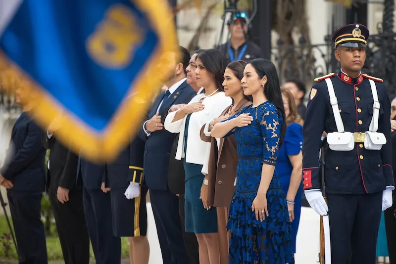 Funcionarios y cuerpo diplomático conmemoran natalicio de Francisco Morazán en nuevo mausoleo de San Salvador