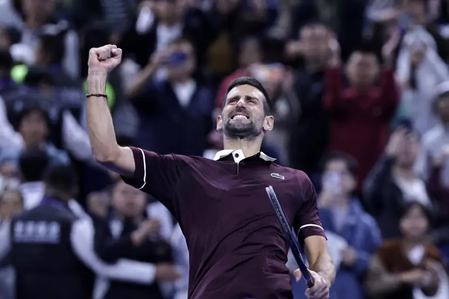 El tenista serbio Novak Djokovic remonta en Pekín y celebra una “doble victoria”