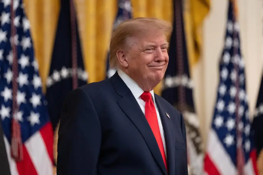 Trump sugiere a portavoz Casa Blanca que deje el cargo tras polémica en su primera semana