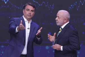 Lula y Flávio Bolsonaro cruzan acusaciones de corrupción en debate electoral