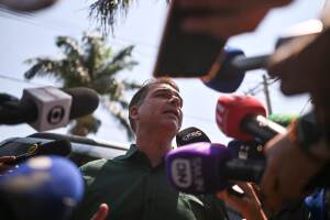 Flávio Bolsonaro visita a su padre en prisión domiciliaria tras levantarse la restricción