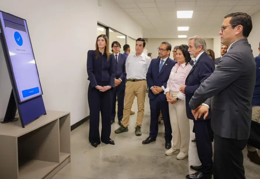 Keiko Fujimori visita Doctor SV y conoce su sistema de inteligencia artificial