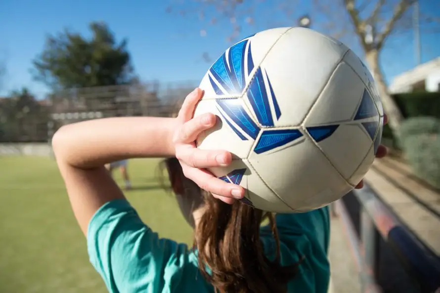 Enseñar a niñas sus derechos a través del fútbol, una ambiciosa iniciativa en El Salvador