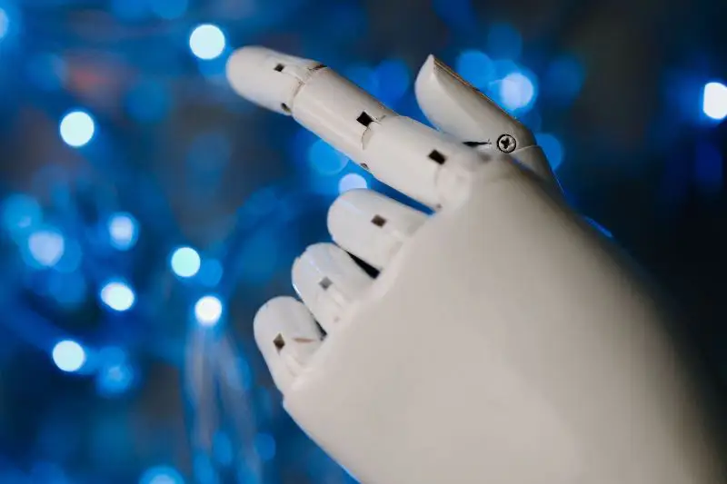 Solo el 5.9 % de las empresas salvadoreñas ha adoptado inteligencia artificial