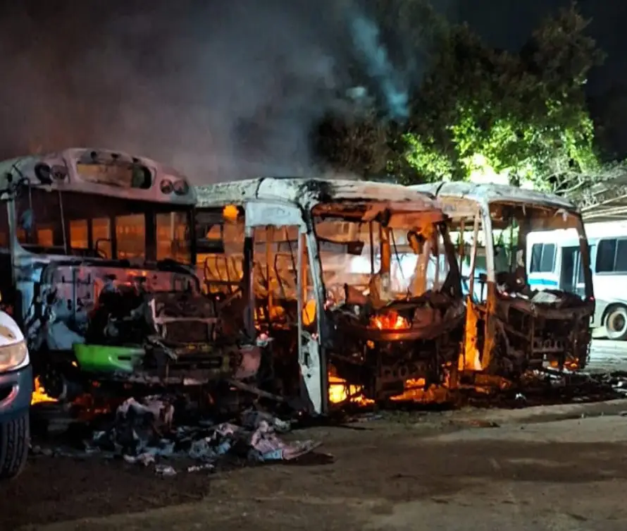 Incendio consume cuatro buses en Santa Ana