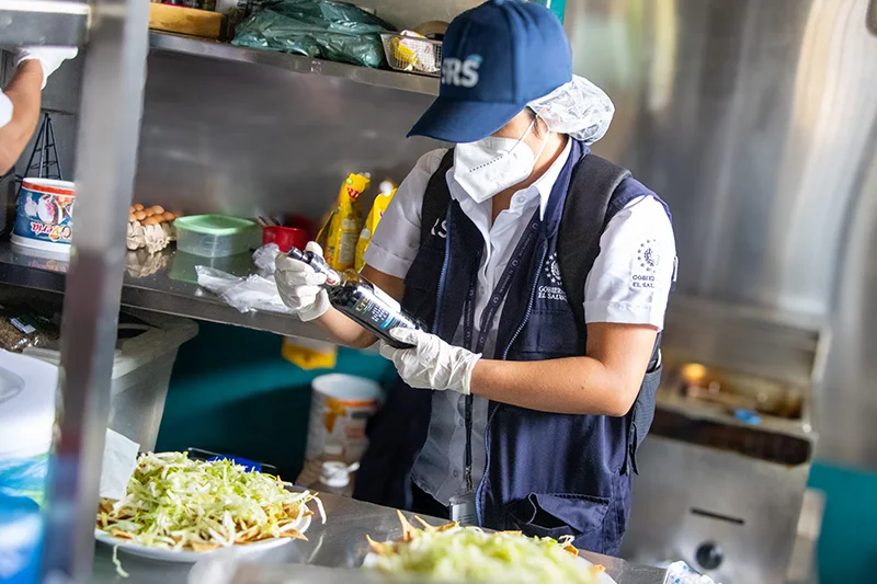 Defensoría y Superintendencia Sanitaria ordenan cierre temporal de 19 negocios de alimentos