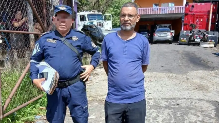Arrestan al conductor de una rastra señalado de ocasionar múltiple accidente en carretera a Zacatecoluca