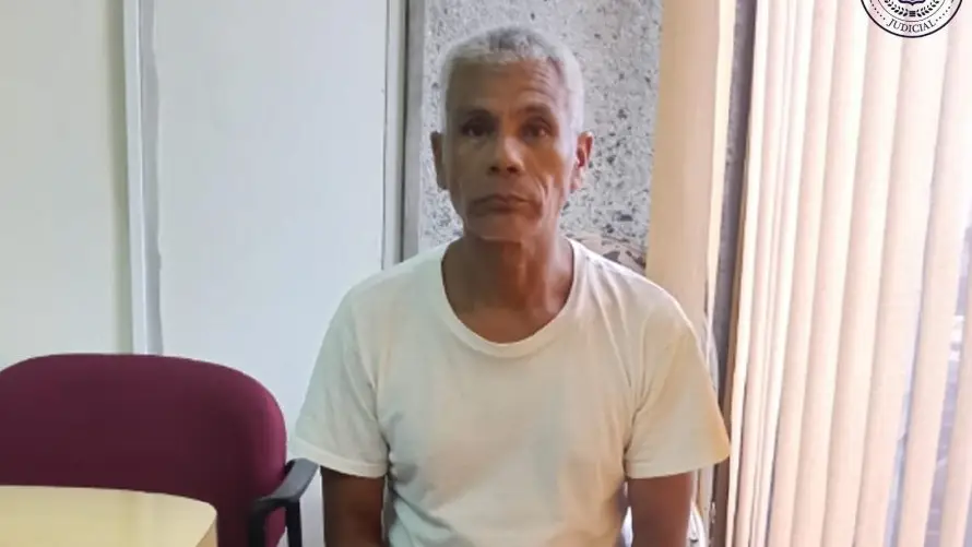 Hombre acusado de amenazar a su vecina con un machete en Santa Ana seguirá en prisión