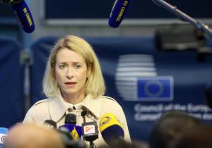 La UE aprueba el mayor paquete de sanciones selectivas contra Rusia con casi 1,600 nombres
