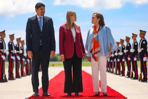 Llega presidenta de Costa Rica a El Salvador para reunirse con Bukele y conocer cómo funciona el CECOT