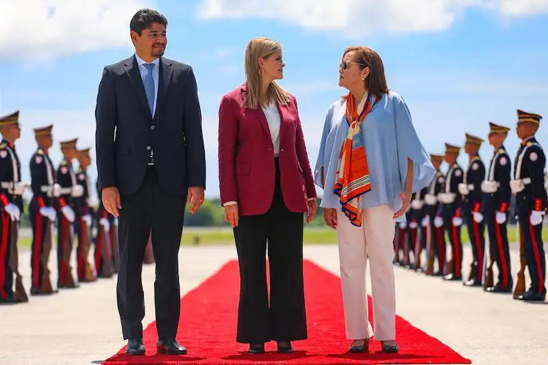 Llega presidenta de Costa Rica a El Salvador para reunirse con Bukele y conocer cómo funciona el CECOT