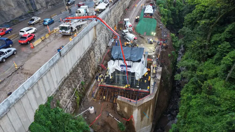 Construcción del viaducto de Los Chorros "avanza", asegura el ministro de Obras Públicas