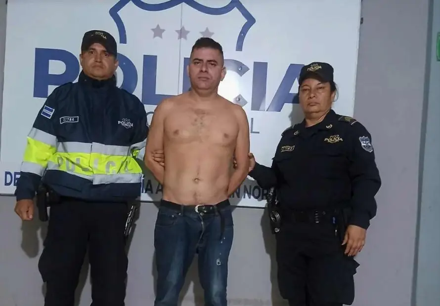 Agente policial ebrio es capturado por causar accidente de tránsito