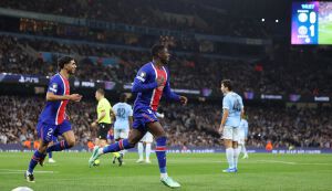 El PSG impresiona, golea y resiste intenso duelo con el Manchester City