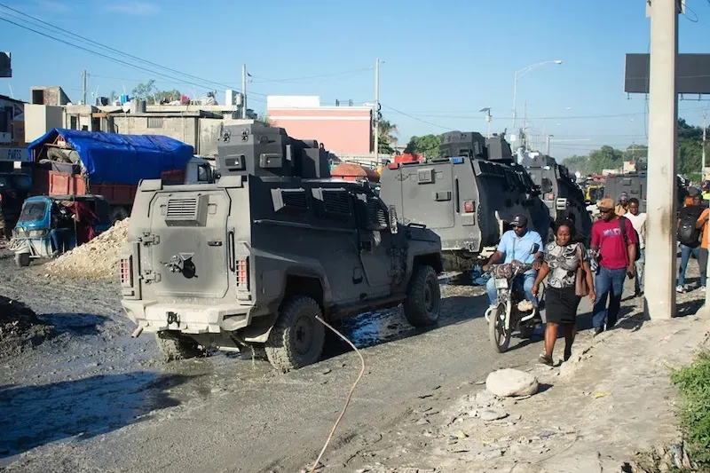 Soldados salvadoreños realizan su primer patrullaje por las calles de la capital haitiana