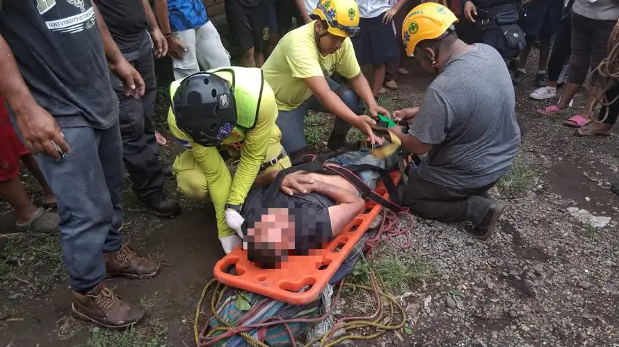 Rescatan con vida a un hombre que despareció en crecida del río Ceniza en Izalco