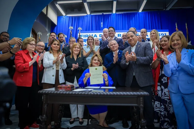 La gobernadora de Puerto Rico firma una petición para que EEUU admita a la isla como su estado 51