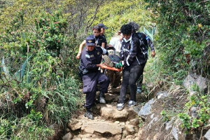 Rescatan a turista tras sufrir una caída al descender del volcán Ilamatepec