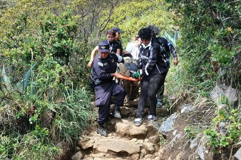 Rescatan a turista tras sufrir una caída al descender del volcán Ilamatepec