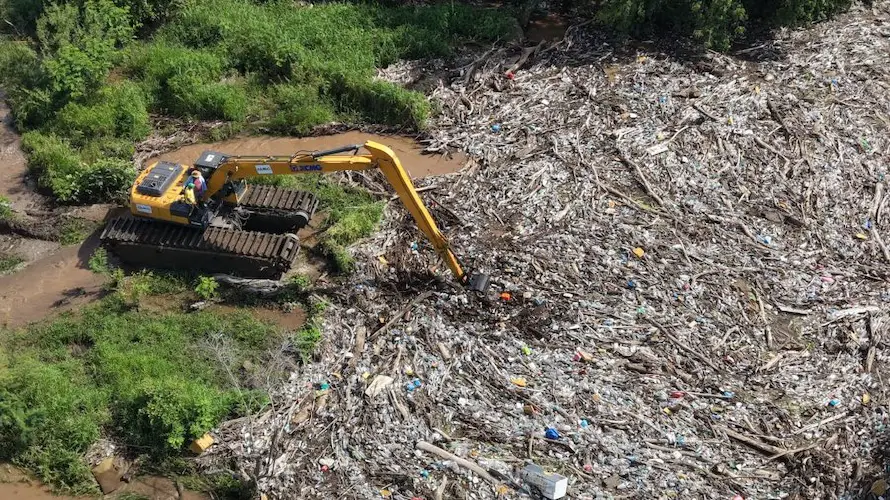 MOPT moviliza maquinaria para acelerar remoción de grandes cantidades de desechos en el río Grande de San Miguel