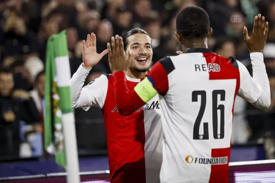 Feyenoord derrota al Como y celebra su primer triunfo europeo