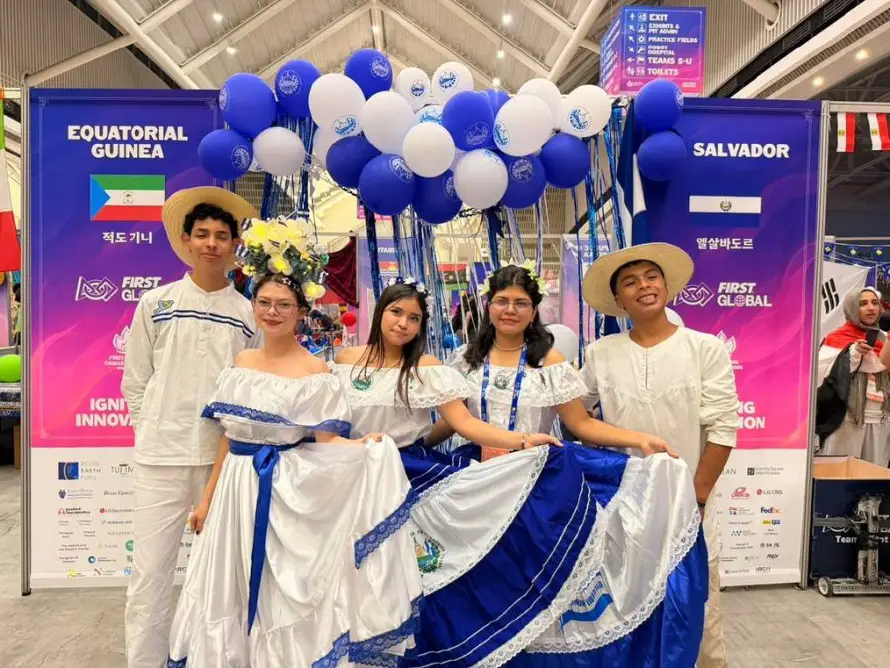 Jóvenes salvadoreños ganan campeonato mundial de robótica en Corea del Sur
