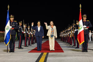 Presidenta de Perú, Keiko Fujimori, llega a El Salvador para visita oficial
