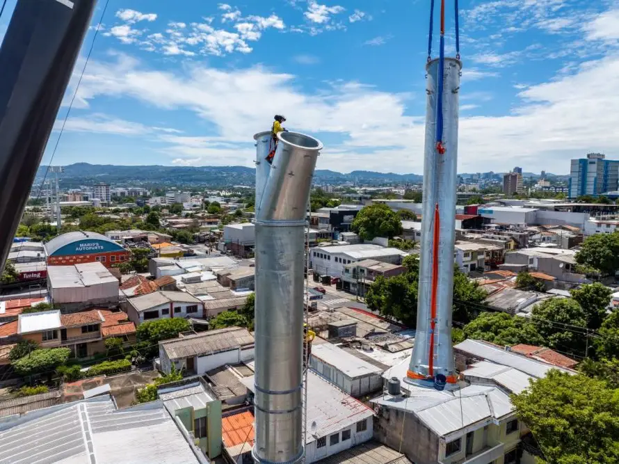 Instalan la torre 12 del metrocable cerca de la Diagonal Universitaria