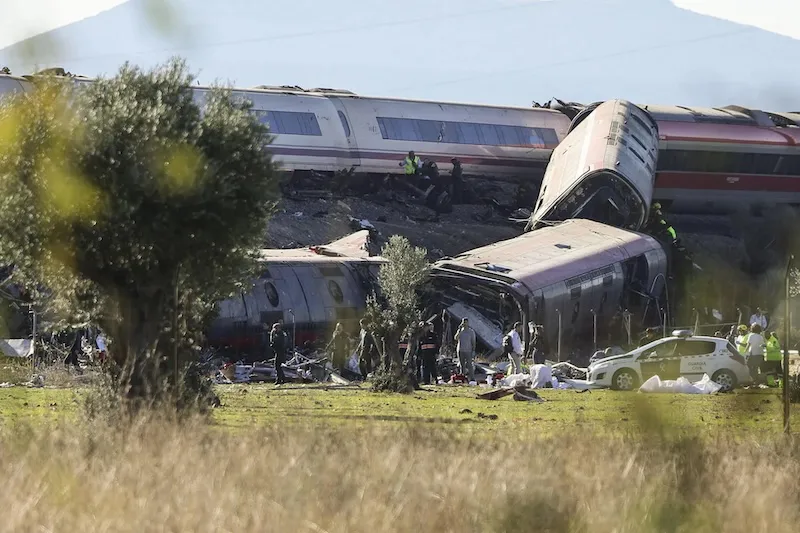 Al menos 30 muertos tras choque ferroviario en España