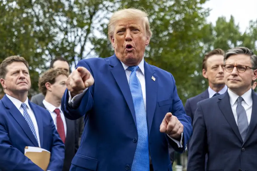 Trump sugiere rebautizar el Atlántico o el Pacífico como "océano Trump"