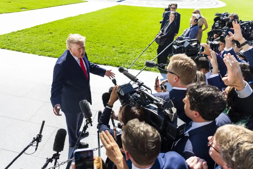 Trump viaja a Alaska para hacer campaña en un bastión republicano que peligra