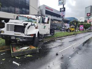 Camión colisiona y derriba postes en bulevar de Los Próceres 