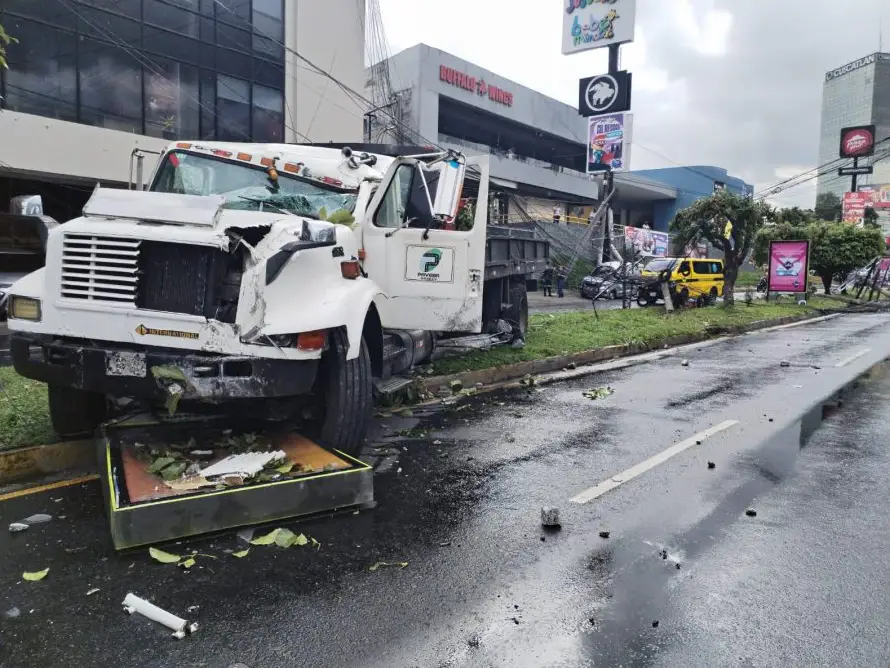 Camión colisiona y derriba postes en bulevar de Los Próceres 