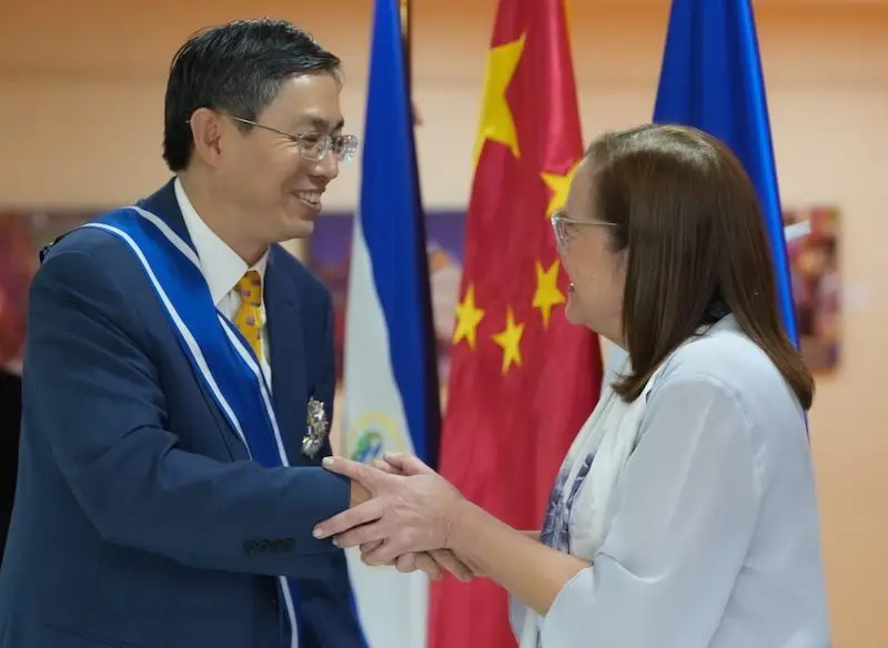 Canciller de El Salvador entrega la "Orden nacional José Matías Delgado” a embajador de China
