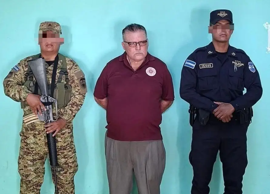 PNC captura a adulto mayor captado mientras amenaza a una persona con un corvo en Sensuntepeque