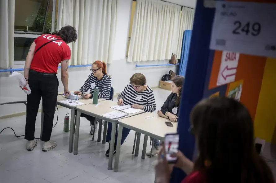 Un juez prorroga la votación pero empieza el recuento de las elecciones en Brasil