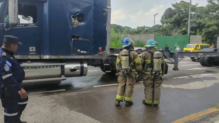 Otra volqueta sufre accidente y se le desprende el remolque en Ciudad Delgado