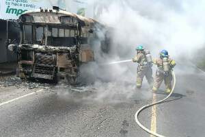 Bomberos sofoca incendio en autobús en Ilobasco