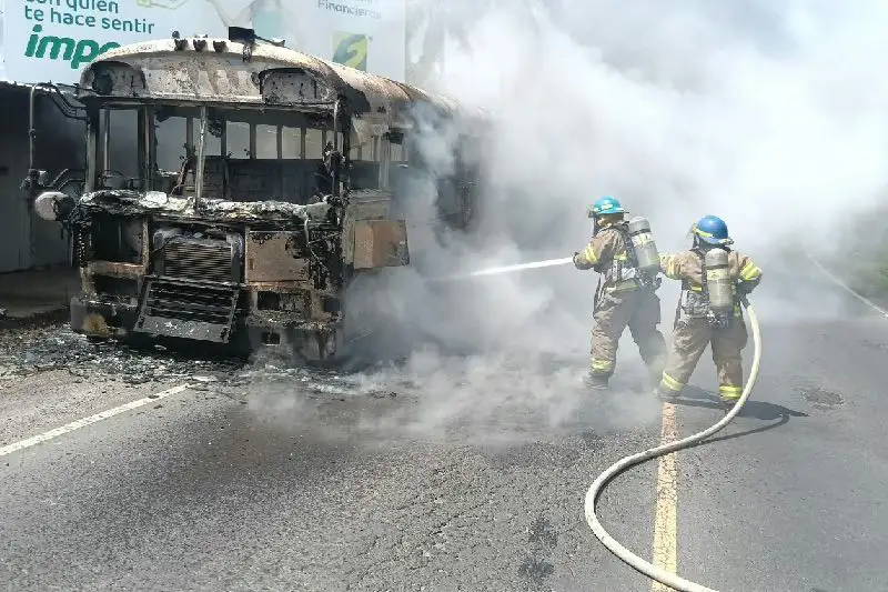 Bomberos sofoca incendio en autobús en Ilobasco