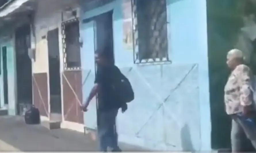 Capturan a persona captada en video cuando agrede a un hombre y a una adulta mayor