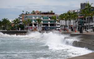 México confirma un muerto por el huracán Simón, que amenaza ahora a Nayarit y Sinaloa