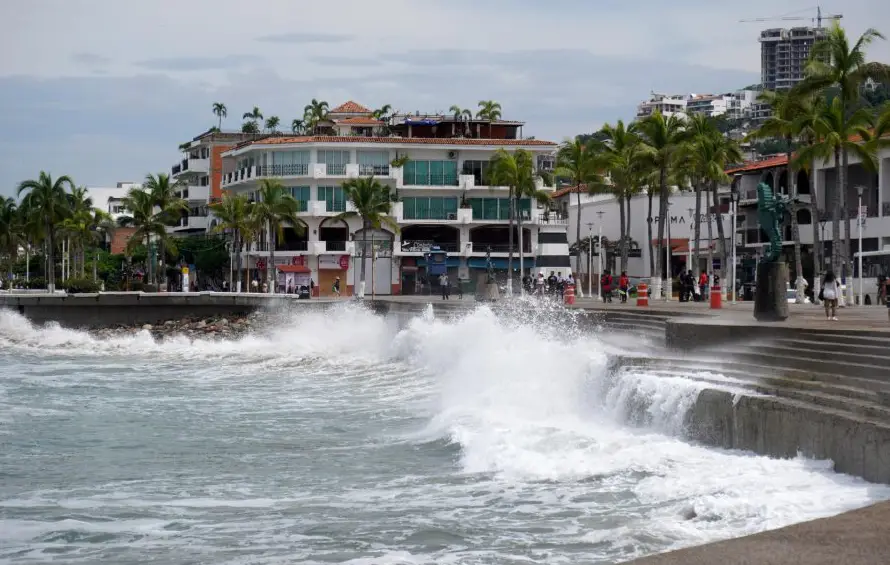 México confirma un muerto por el huracán Simón, que amenaza ahora a Nayarit y Sinaloa