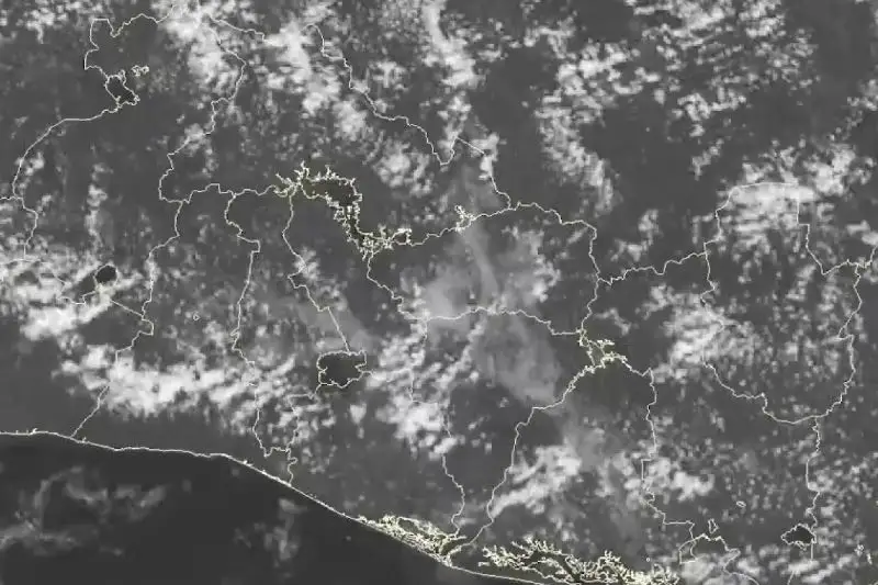 Onda tropical y flujo del este mantendrán lluvias y tormentas este domingo
