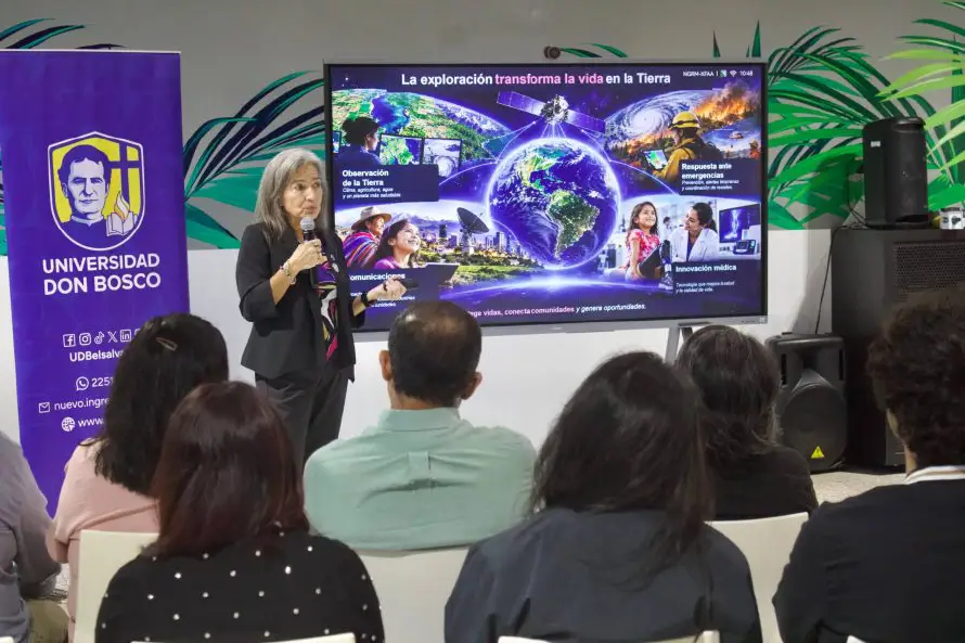 Embajada de EE. UU. y la UDB impulsan la cooperación aeroespacial tras visita de exdirectiva de la NASA
