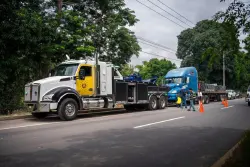 MOPT habilitará zonas de descanso para evitar parqueo peligroso de furgones en accesos a San Salvador
